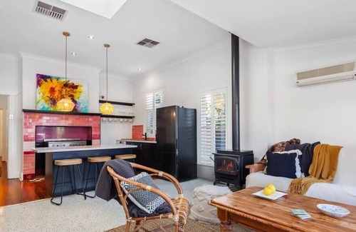 Hackney Cottage | Stureca Cottage City Fringe, Sleeps 4, Wifi