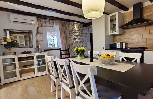Topid Villa | Style, comfort and entertainment in a quiet environment