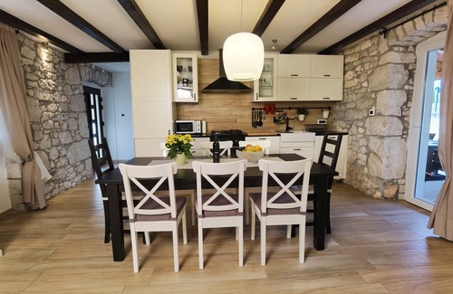 Topid Villa | Style, comfort and entertainment in a quiet environment