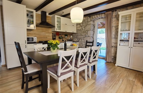Topid Villa | Style, comfort and entertainment in a quiet environment