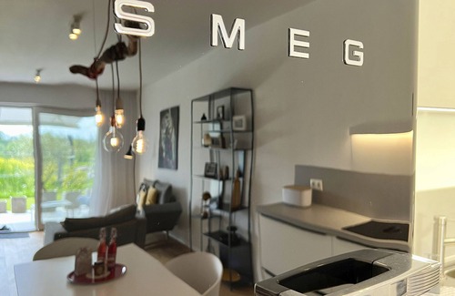 Waggershausen Apartment | Stylisches Ferienappartement mit Blick ins Grün: Terrasse und Wiese