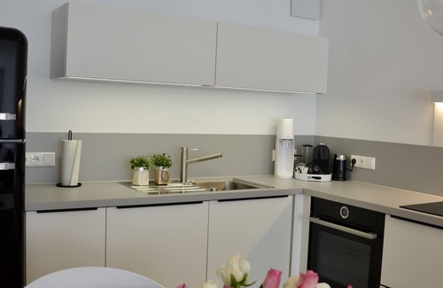 Waggershausen Apartment | Stylisches Ferienappartement mit Blick ins Grün: Terrasse und Wiese