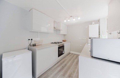Hammersmith and Fulham Apartment | Stylish 1-bed flat in Fulham. Sleeps 4 with a cosy double bed & sofa bed.