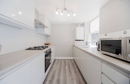 Hammersmith and Fulham Apartment | Stylish 1-bed flat in Fulham. Sleeps 4 with a cosy double bed & sofa bed.