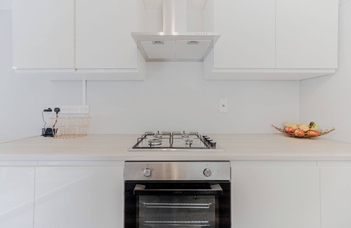 Hammersmith and Fulham Apartment | Stylish 1-bed flat in Fulham. Sleeps 4 with a cosy double bed & sofa bed.