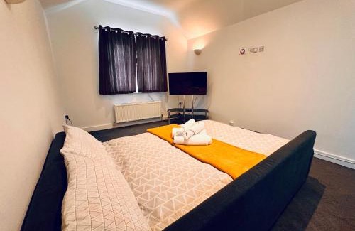 Staines Apartment | Stylish 1 Bedroom Flat in the Heart of Staines