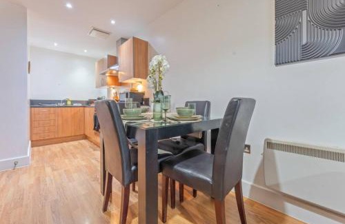 Theatreland Birmingham Apartment | Stylish 1-Bedroom Apartment with Balcony, Family-Friendly, Free Parking & WiFi, Sleeps 3