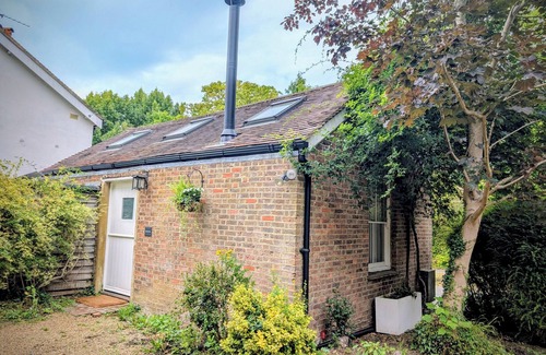 Leatherhead Apartment | Stylish 1BD Cottage with Fireplace | Parking