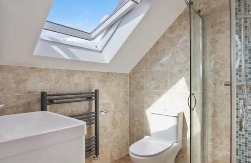 Tokyngton Apartment | Stylish 1BR Apartment Wembley Stadium Sleeps 4