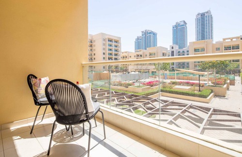 The Greens Apartment | Stylish 1BR Close to Golf Course in The Greens