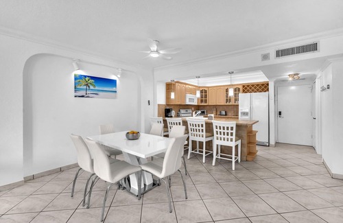 Hollywood South Central Beach Condo | Stylish 1BR on the Sand + Complimentary Beach Service!