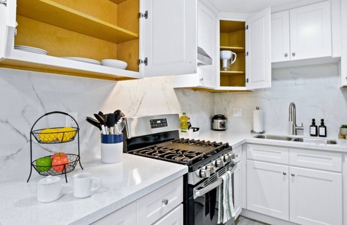 Alhambra Apartment | Stylish 1BR Unit + Parking + Near DTLA #TravelSGV
