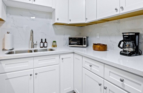 Alhambra Apartment | Stylish 1BR Unit + Parking + Near DTLA #TravelSGV
