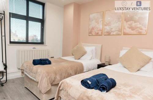 Leicester Apartment | Stylish 2 Bed 2 Bath Apartment - Sleeps 5 - 3 Mins to St Margarets Station & Highcross - Free Parking