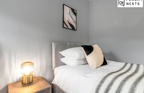 Norwich Apartment | Stylish 2 Bed, 2 Bath Apartment with Free Parking
