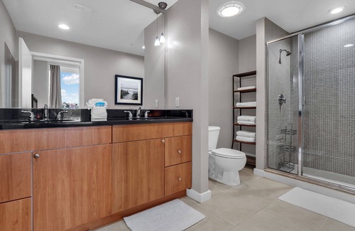 South Eola Apartment | Stylish 2 bed / 2 bath Downtown Condo with Parking.