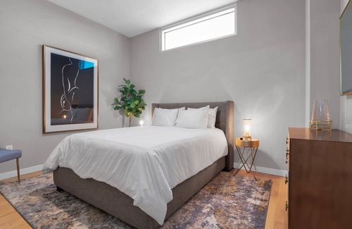 South Eola Apartment | Stylish 2 bed / 2 bath Downtown Condo with Parking.