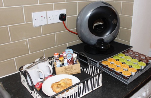 Wolverhampton Apartment | Stylish 2 bed apt | Free parking | Perfect for contractors and leisure stays