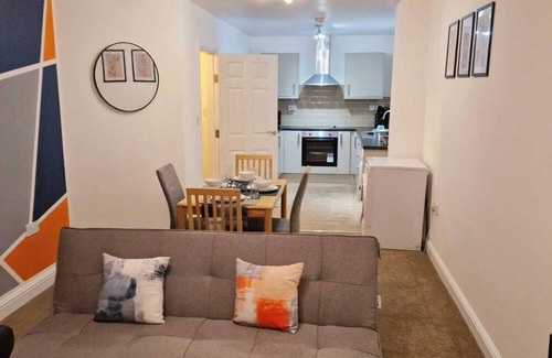 Wolverhampton Apartment | Stylish 2 bed apt | Free parking | Perfect for contractors and leisure stays