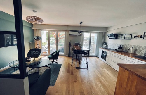 Riou - Petit Juas - Av de Grasse Apartment | Stylish 2 bed apartment + lovely balcony, recently renovated