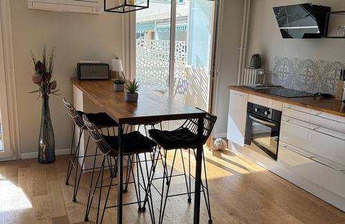 Riou - Petit Juas - Av de Grasse Apartment | Stylish 2 bed apartment + lovely balcony, recently renovated