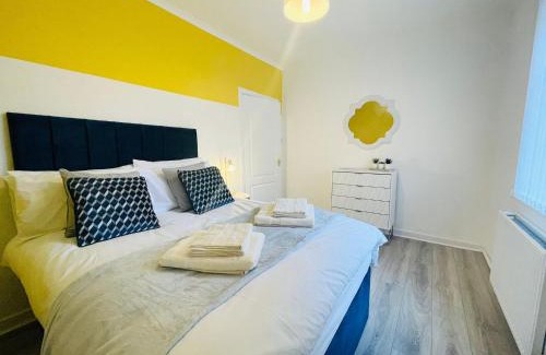 Greenock Apartment | Stylish 2-Bed Apartment in Greenock - Sleeps 6