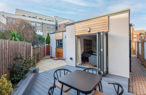 East Ham South Apartment | Stylish 2 Bed Bungalow in East Ham, Close to Excel