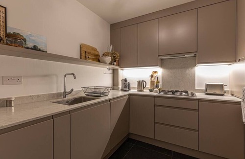 St. Mary's Park Apartment | Stylish 2-bed flat w/terrace near Battersea Park
