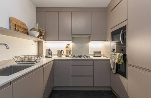 St. Mary's Park Apartment | Stylish 2-bed flat w/terrace near Battersea Park