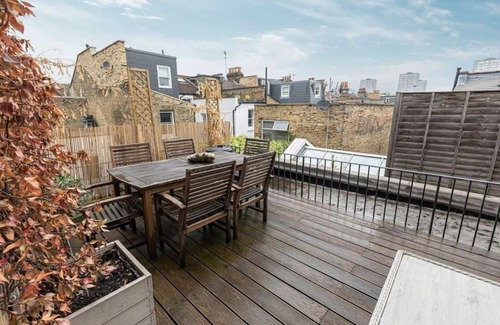 St. Mary's Park Apartment | Stylish 2-bed flat w/terrace near Battersea Park