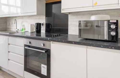 West End Apartment | Stylish 2-Bed Flat in Edinburgh with Great Views