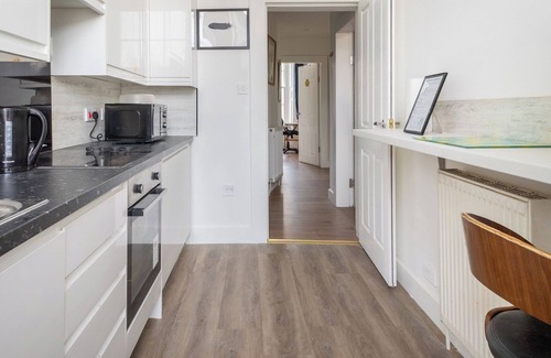 West End Apartment | Stylish 2-Bed Flat in Edinburgh with Great Views