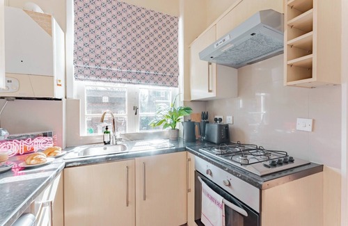 Wandsworth Apartment | Stylish 2-Bed Flat in SW18 | Cozy Fireplace | Near Transport & Cafés