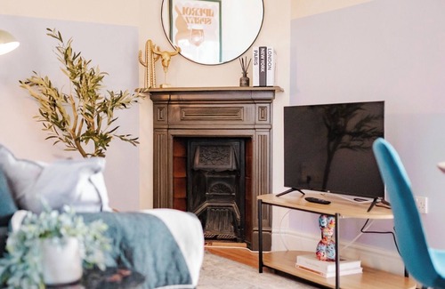 Wandsworth Apartment | Stylish 2-Bed Flat in SW18 | Cozy Fireplace | Near Transport & Cafés