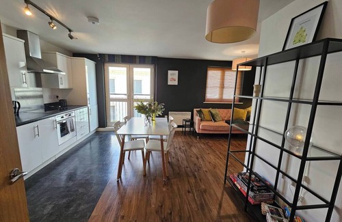 Witney Apartment | Stylish 2 Bed in Witney, Parking & Dog-Friendly!