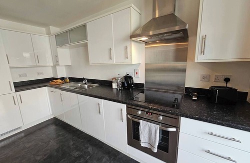 Witney Apartment | Stylish 2 Bed in Witney, Parking & Dog-Friendly!