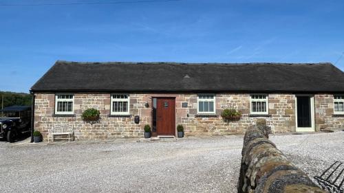 Winkhill House | Stylish 2 Bed Peak District Cottage Barn - Alton Towers, Christmas Markets, Polar Bears, Chatsworth