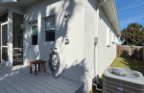New Smyrna Beach Cottage | Stylish 2-bedroom cottage fully furnished in New Smyrna Beach