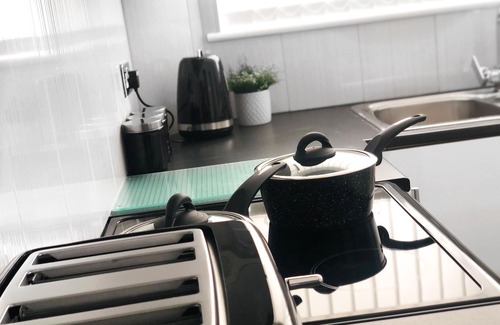 Birmingham Apartment | Stylish 2BD Apartment w/Free parking & Wifi- Near M6 & Family friendly park