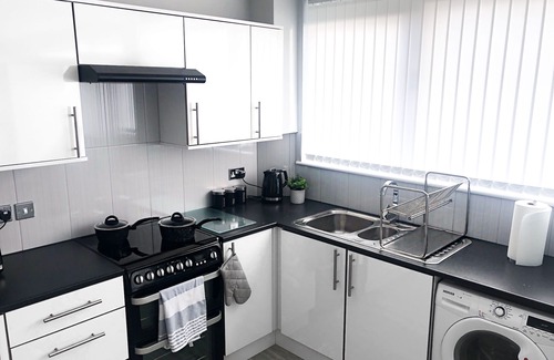 Birmingham Apartment | Stylish 2BD Apartment w/Free parking & Wifi- Near M6 & Family friendly park