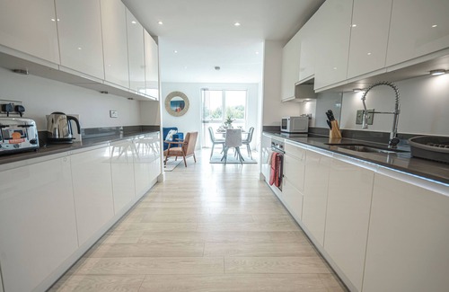 Somers Town Apartment | Stylish 2BDR w/Free Parking & Balcony near Wembley