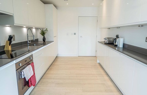 Somers Town Apartment | Stylish 2BDR w/Free Parking & Balcony near Wembley