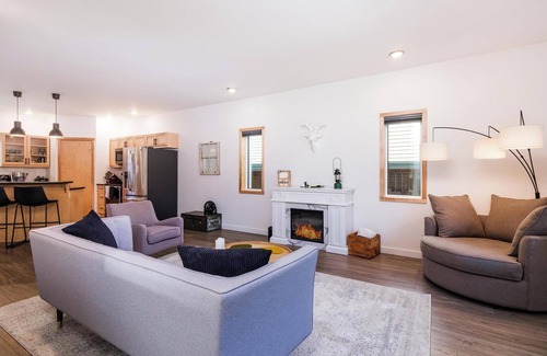 Whitehorse House | Stylish 2BR, 2.5BA house w/movie room, patio, BBQ + fire pit. Lovely + quiet.