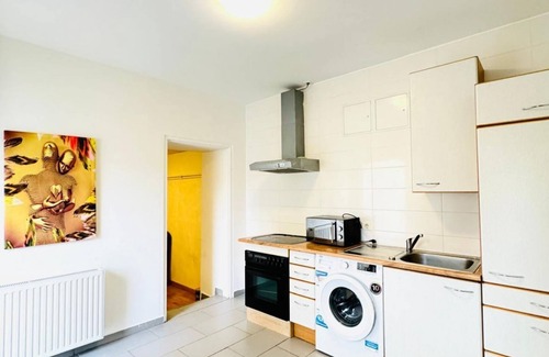 Liesing Apartment | Stylish 2BR Apart Sleeps 6 Direct City Access
