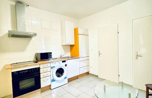 Liesing Apartment | Stylish 2BR Apart Sleeps 6 Direct City Access