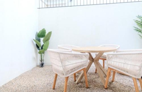 Santos Apartment | Stylish 2BR Apartment with AC & Terrace | By Airnest