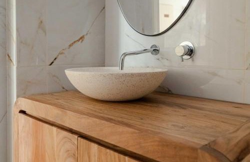 Santos Apartment | Stylish 2BR Apartment with AC & Terrace | By Airnest