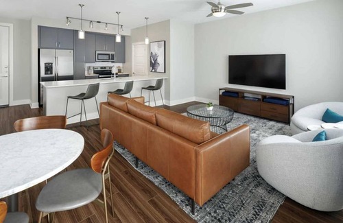 Addison Condo | Stylish 2BR Condo at AMLI Addison w Pool