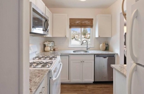 Central Islip Condo | Stylish 2BR Condo Near Beaches, Hamptons & Vineyards – Summer Ready!