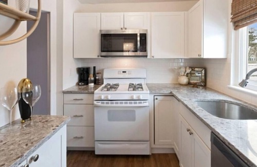 Central Islip Condo | Stylish 2BR Condo Near Beaches, Hamptons & Vineyards – Summer Ready!